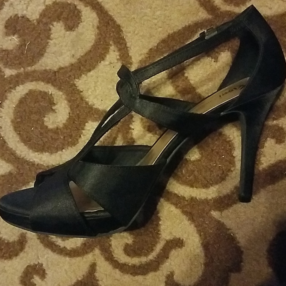 Fioni Night Black Heels
